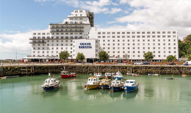 Grand Burstin Hotel Exterior