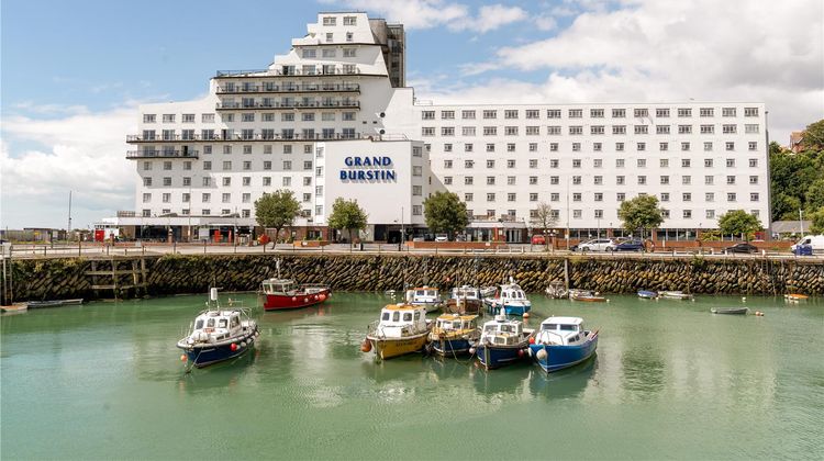 Grand Burstin Hotel Exterior
