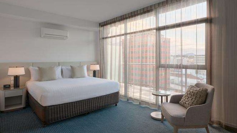 <b>RACV Hobart Hotel Suite</b>. Images powered by <a href="https://iceportal.shijigroup.com/" title="IcePortal" target="_blank">IcePortal</a>.