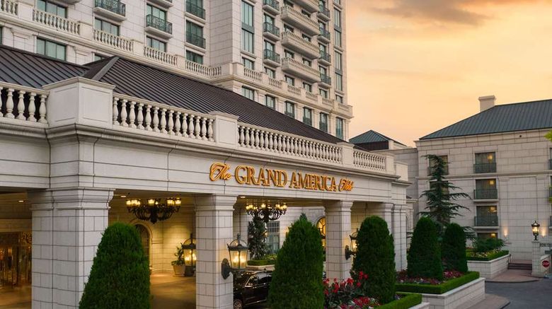 <b>Grand America Hotel Exterior</b>. Images powered by <a href="https://iceportal.shijigroup.com/" title="IcePortal" target="_blank">IcePortal</a>.