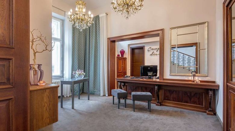 <b>Hotel Klarov Lobby</b>. Images powered by <a href="https://iceportal.shijigroup.com/" title="IcePortal" target="_blank">IcePortal</a>.