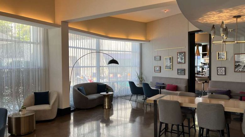 <b>Hotel Angeleno Lobby</b>. Images powered by <a href="https://iceportal.shijigroup.com/" title="IcePortal" target="_blank">IcePortal</a>.