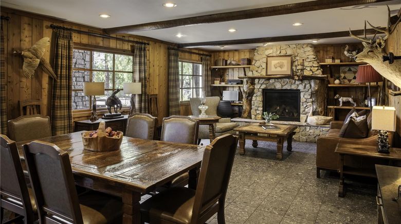 <b>Ayres Lodge Alpine Lobby</b>. Images powered by <a href="https://iceportal.shijigroup.com/" title="IcePortal" target="_blank">IcePortal</a>.