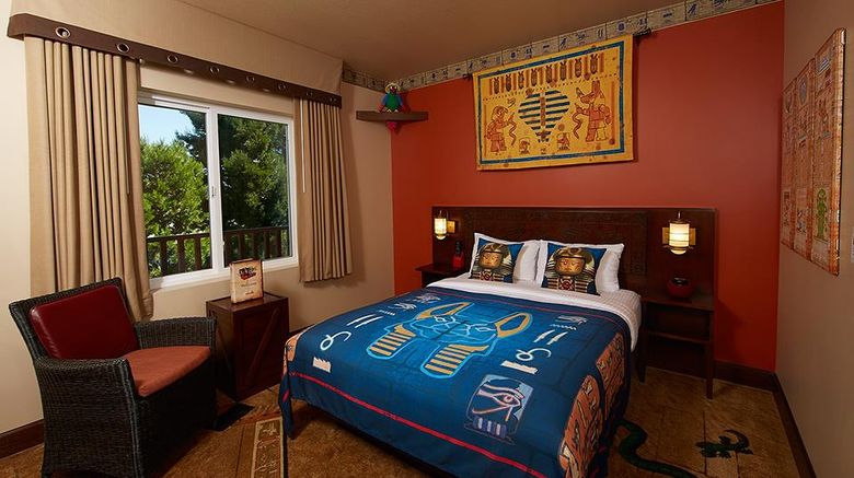 <b>Legoland Hotel Room</b>. Images powered by <a href="https://iceportal.shijigroup.com/" title="IcePortal" target="_blank">IcePortal</a>.