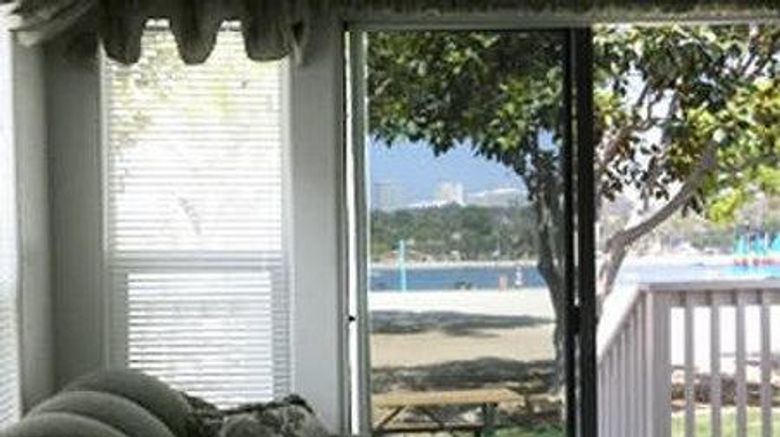 <b>Newport Dunes Waterfront Resort Room</b>. Images powered by <a href="https://iceportal.shijigroup.com/" title="IcePortal" target="_blank">IcePortal</a>.