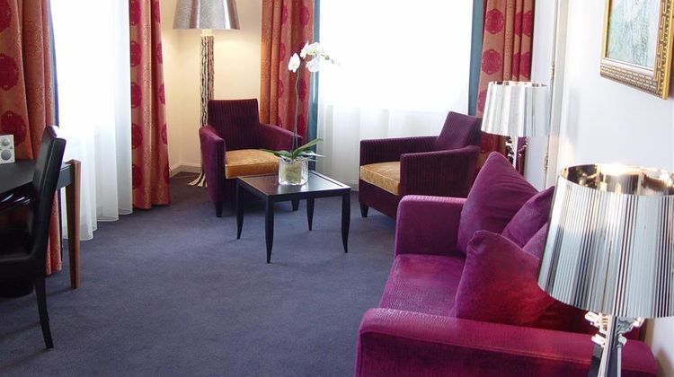 Hotel Ambassador Room