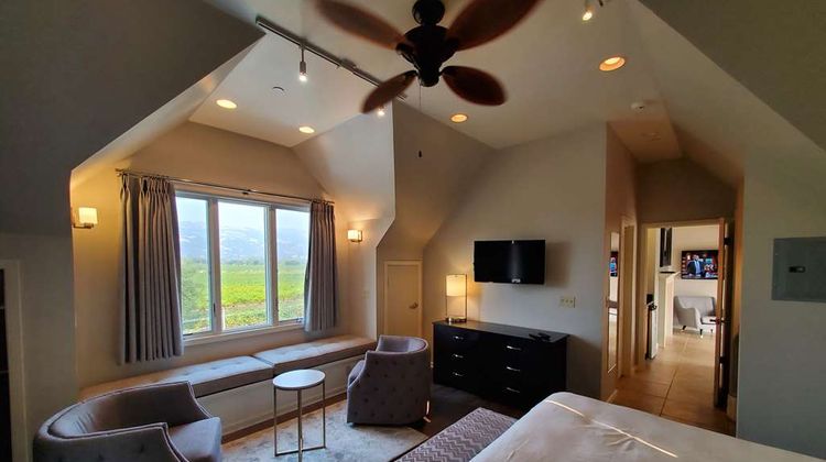 Geyserville Inn Room