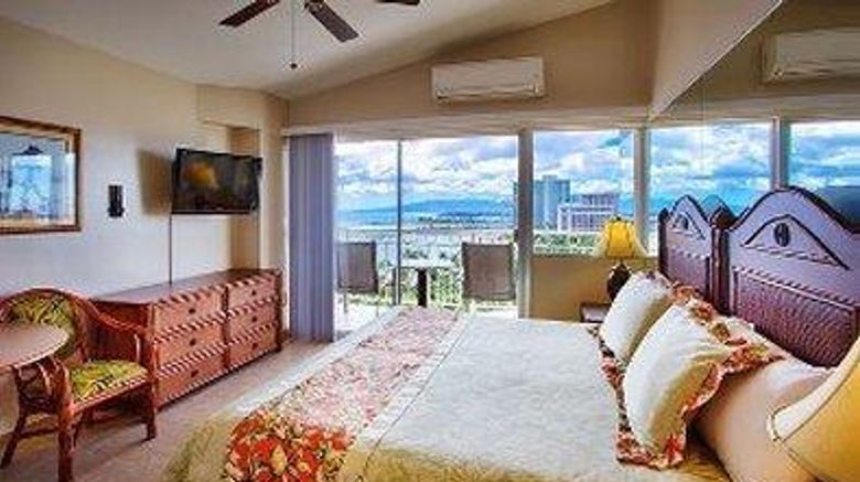 <b>Castle Waikiki Shore Room</b>. Images powered by <a href="https://iceportal.shijigroup.com/" title="IcePortal" target="_blank">IcePortal</a>.