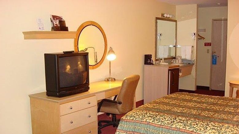 <b>Clackamas Inn Room</b>. Images powered by <a href="https://iceportal.shijigroup.com/" title="IcePortal" target="_blank">IcePortal</a>.