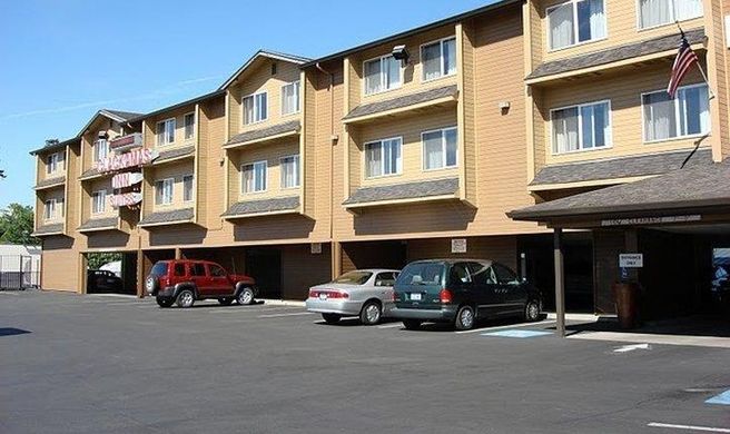 Clackamas Inn Exterior