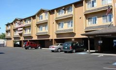 Clackamas Inn