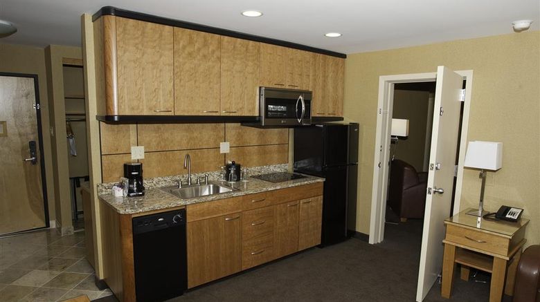 <b>Mirabeau Park Hotel & Convention Center Suite</b>. Images powered by <a href="https://iceportal.shijigroup.com/" title="IcePortal" target="_blank">IcePortal</a>.