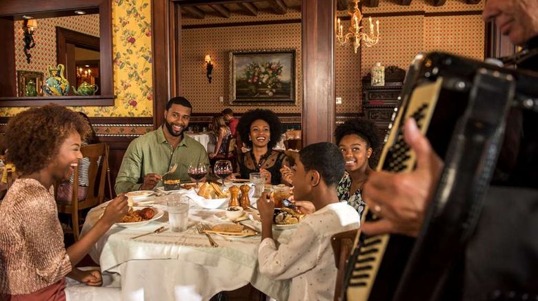<b>Loews Portofino Bay Hotel at Universal Restaurant</b>. Images powered by <a href="https://iceportal.shijigroup.com/" title="IcePortal" target="_blank">IcePortal</a>.