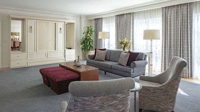 <b>Loews Portofino Bay Hotel at Universal Suite</b>. Images powered by <a href="https://iceportal.shijigroup.com/" title="IcePortal" target="_blank">IcePortal</a>.
