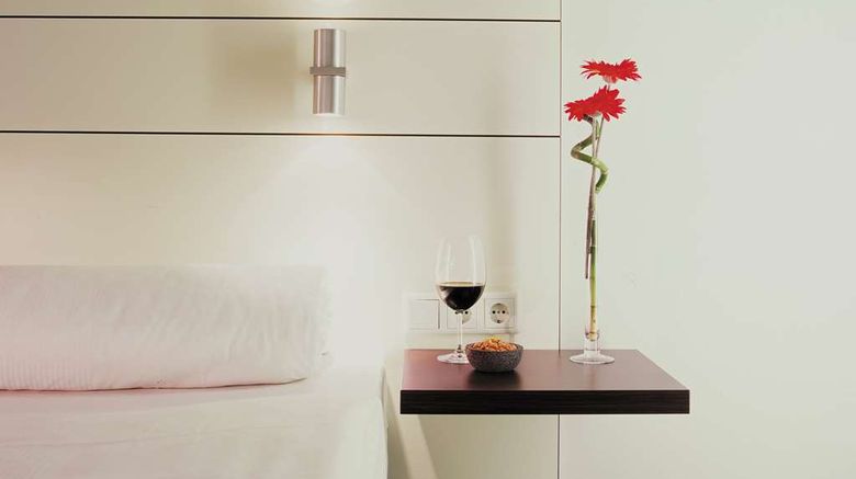<b>Ferrotel Duisburg Partner of SORAT Hotel Room</b>. Images powered by <a href="https://iceportal.shijigroup.com/" title="IcePortal" target="_blank">IcePortal</a>.