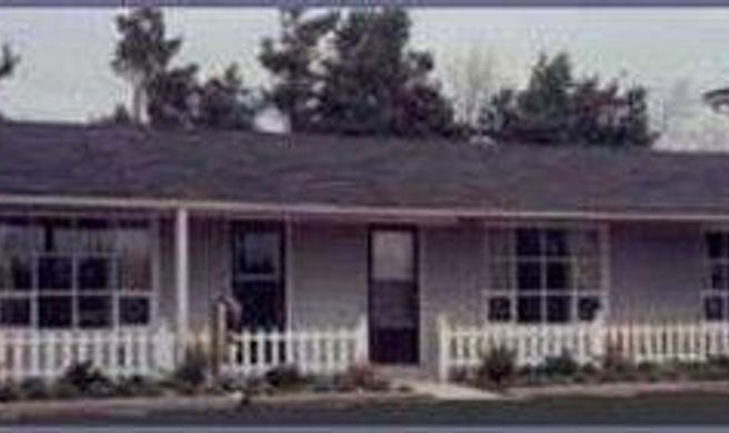 Colonial House Motor Inn Exterior