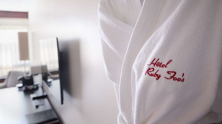 Hotel Ruby Foo's Room
