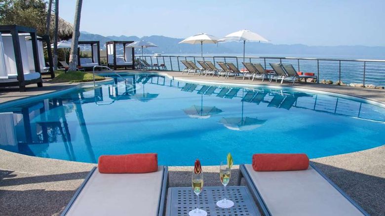 <b>Sunset Plaza Beach Resort & Spa Pool</b>. Images powered by <a href="https://iceportal.shijigroup.com/" title="IcePortal" target="_blank">IcePortal</a>.