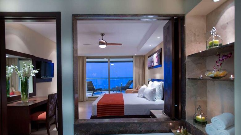 <b>Sunset Plaza Beach Resort & Spa Suite</b>. Images powered by <a href="https://iceportal.shijigroup.com/" title="IcePortal" target="_blank">IcePortal</a>.