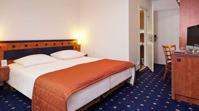 <b>Qubus Hotel Room</b>. Images powered by <a href="https://iceportal.shijigroup.com/" title="IcePortal" target="_blank">IcePortal</a>.
