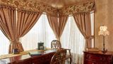 <b>Queen Anne Hotel Room</b>. Images powered by <a href="https://iceportal.shijigroup.com/" title="IcePortal" target="_blank">IcePortal</a>.