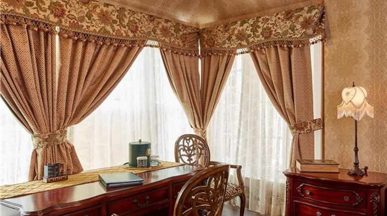 <b>Queen Anne Hotel Room</b>. Images powered by <a href="https://iceportal.shijigroup.com/" title="IcePortal" target="_blank">IcePortal</a>.