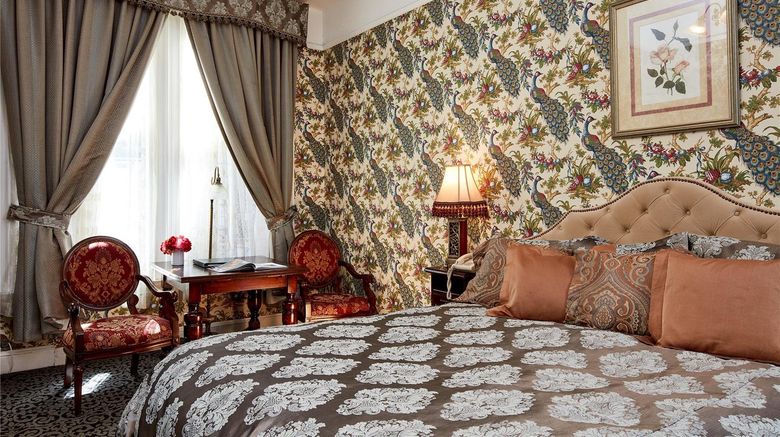 <b>Queen Anne Hotel Room</b>. Images powered by <a href="https://iceportal.shijigroup.com/" title="IcePortal" target="_blank">IcePortal</a>.