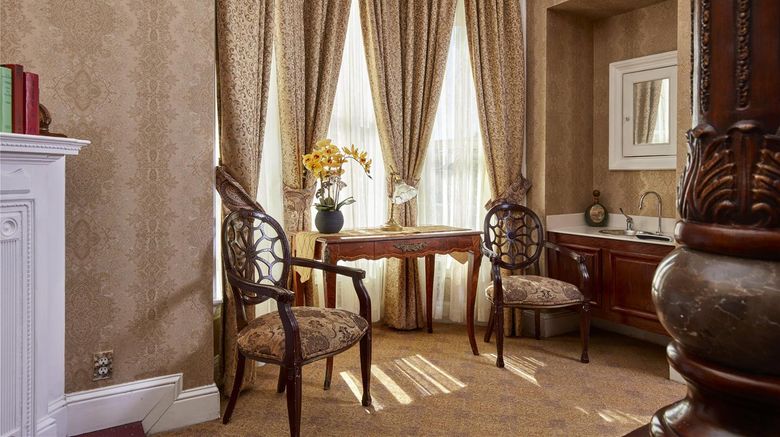 <b>Queen Anne Hotel Room</b>. Images powered by <a href="https://iceportal.shijigroup.com/" title="IcePortal" target="_blank">IcePortal</a>.
