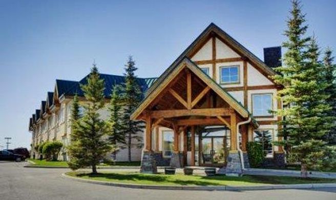 Lakeview Inn & Suites Okotoks Exterior