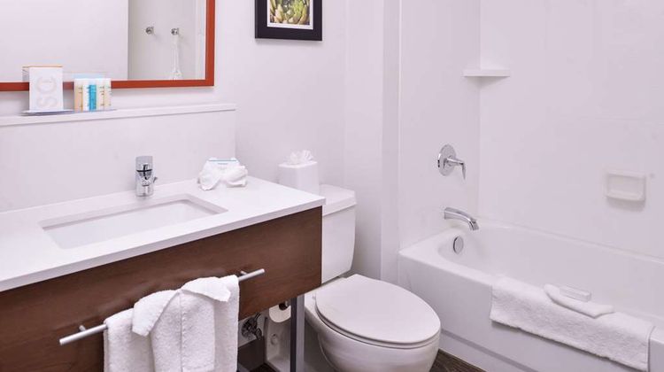 Hampton Inn University Midtown Room