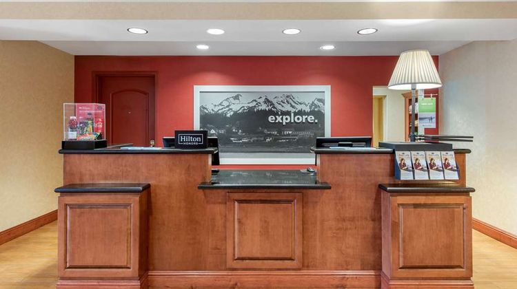 Hampton Inn & Suites Arcata Lobby