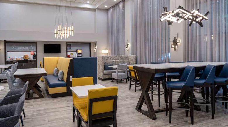 <b>Hampton Inn & Suites Agoura Hills Lobby</b>. Images powered by <a href="https://iceportal.shijigroup.com/" title="IcePortal" target="_blank">IcePortal</a>.