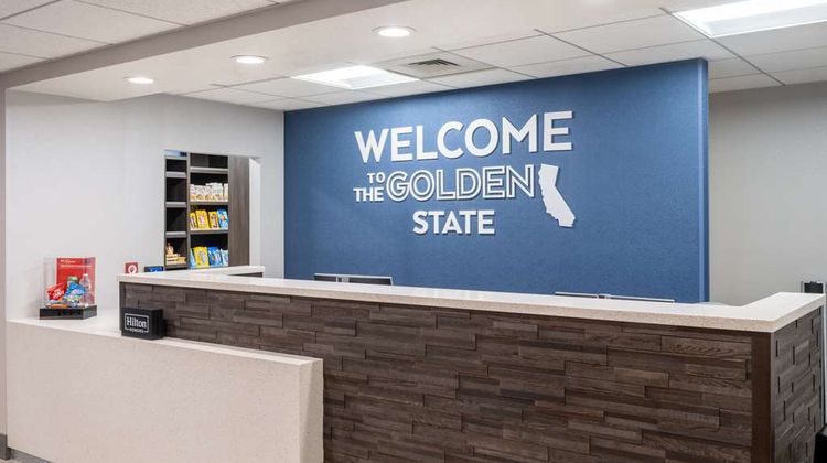 Hampton Inn & Suites Agoura Hills Lobby