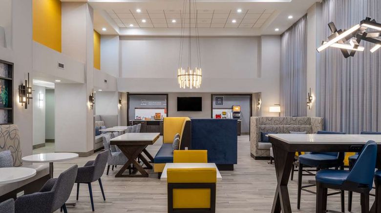 <b>Hampton Inn & Suites Agoura Hills Lobby</b>. Images powered by <a href="https://iceportal.shijigroup.com/" title="IcePortal" target="_blank">IcePortal</a>.