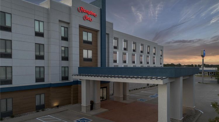 Hampton Inn Waterloo Exterior