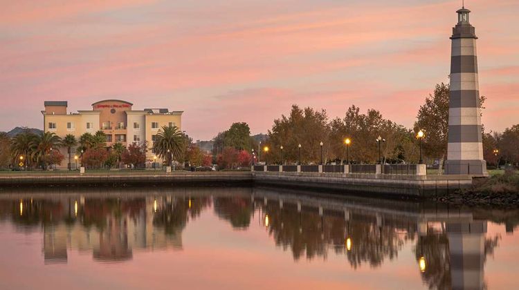 Hampton Inn & Suites Waterfront Exterior