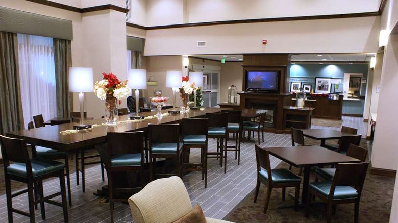<b>Hampton Inn & Suites Waterfront Lobby</b>. Images powered by <a href="https://iceportal.shijigroup.com/" title="IcePortal" target="_blank">IcePortal</a>.