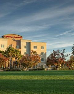 Hampton Inn & Suites Waterfront