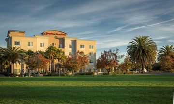 Hampton Inn & Suites Waterfront