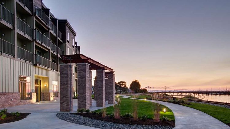 Hampton Inn & Suites Astoria Exterior