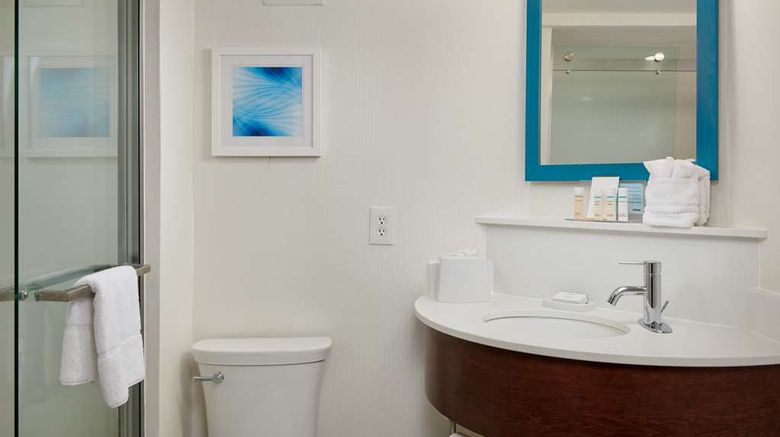 <b>Hampton Inn Atlanta-Cumberland Mall/NW Room</b>. Images powered by <a href="https://iceportal.shijigroup.com/" title="IcePortal" target="_blank">IcePortal</a>.