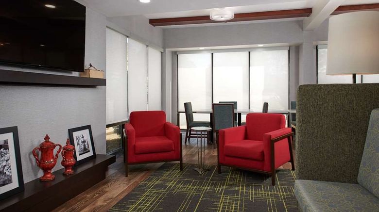 <b>Hampton Inn Atlanta-Cumberland Mall/NW Lobby</b>. Images powered by <a href="https://iceportal.shijigroup.com/" title="IcePortal" target="_blank">IcePortal</a>.