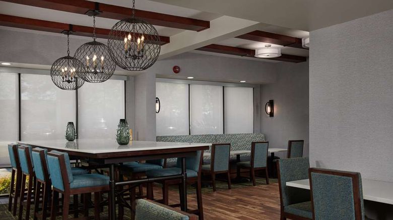 <b>Hampton Inn Atlanta-Cumberland Mall/NW Lobby</b>. Images powered by <a href="https://iceportal.shijigroup.com/" title="IcePortal" target="_blank">IcePortal</a>.