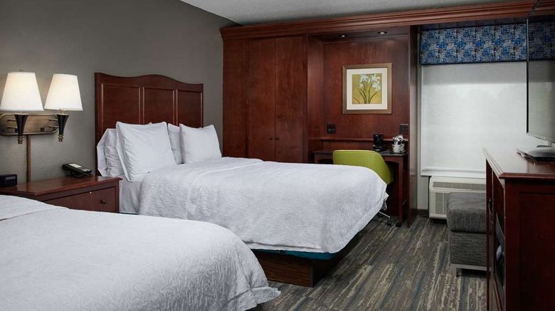 <b>Hampton Inn Atlanta-Cumberland Mall/NW Room</b>. Images powered by <a href="https://iceportal.shijigroup.com/" title="IcePortal" target="_blank">IcePortal</a>.