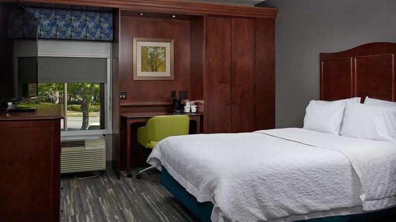 <b>Hampton Inn Atlanta-Cumberland Mall/NW Room</b>. Images powered by <a href="https://iceportal.shijigroup.com/" title="IcePortal" target="_blank">IcePortal</a>.