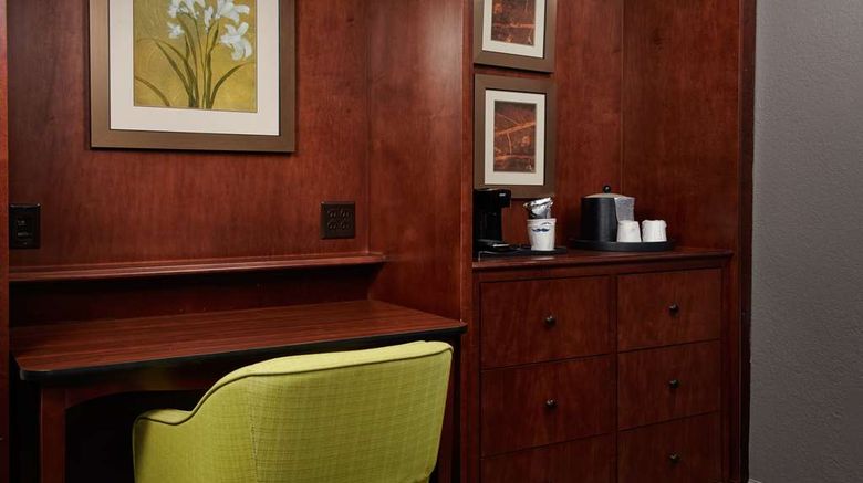 <b>Hampton Inn Atlanta-Cumberland Mall/NW Room</b>. Images powered by <a href="https://iceportal.shijigroup.com/" title="IcePortal" target="_blank">IcePortal</a>.