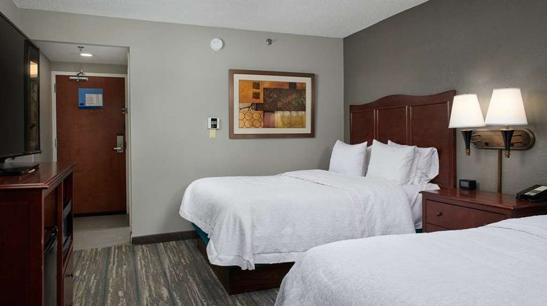<b>Hampton Inn Atlanta-Cumberland Mall/NW Room</b>. Images powered by <a href="https://iceportal.shijigroup.com/" title="IcePortal" target="_blank">IcePortal</a>.