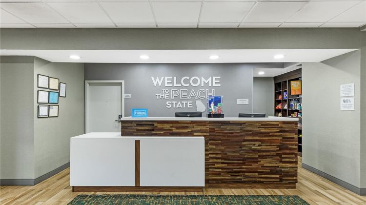 Hampton Inn & Stes Camp Creek Mrketplace Lobby