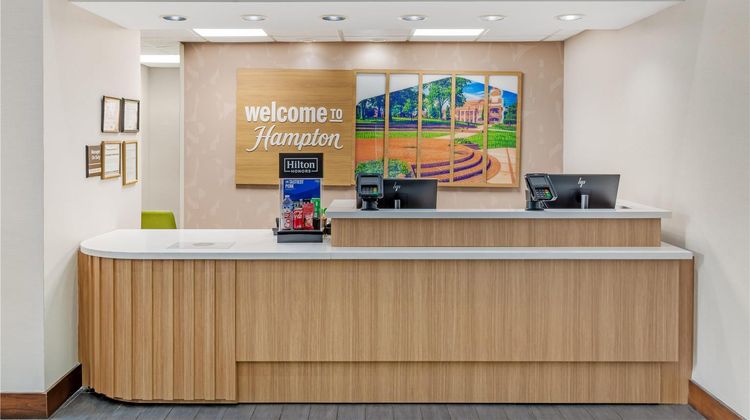 Hampton Inn & Suites Gwinnett Lobby