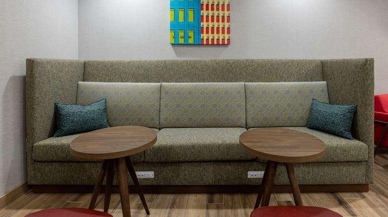 <b>Hampton Inn Alpharetta/Roswell Lobby</b>. Images powered by <a href="https://iceportal.shijigroup.com/" title="IcePortal" target="_blank">IcePortal</a>.